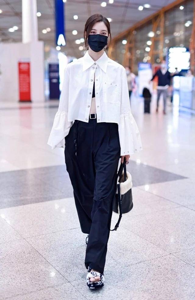 身材 宋妍霏够大胆，穿衬衫只系一粒纽扣，配条高腰裤展露完美身材