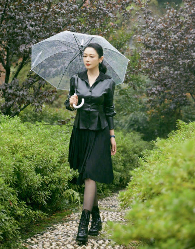 黑色 陈红不愧是“最美貂蝉”，穿黑色连体裤风韵犹存，配绿珠宝好惊艳