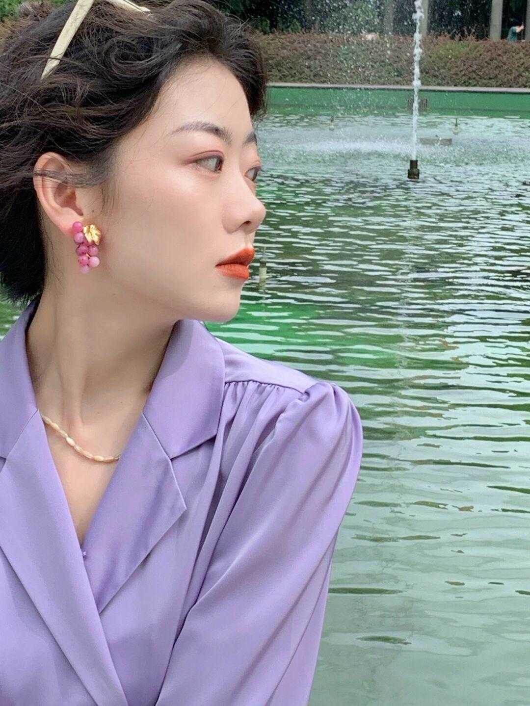 颜色 衬衫怎样搭复古又显气质？紫色衬衫搭配半身裙，时髦精致还温柔