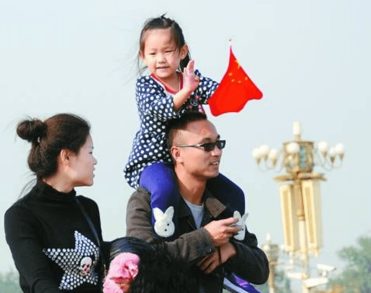 因为|为啥二胎家庭中，宝爸通常更喜欢老二？并非“偏心”原因反而暖心