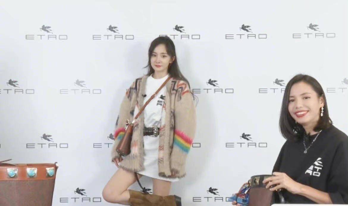 棕色 杨幂晚秋穿搭，长款涂鸦针织衫搭配束腰白T恤，全是穿搭小心机