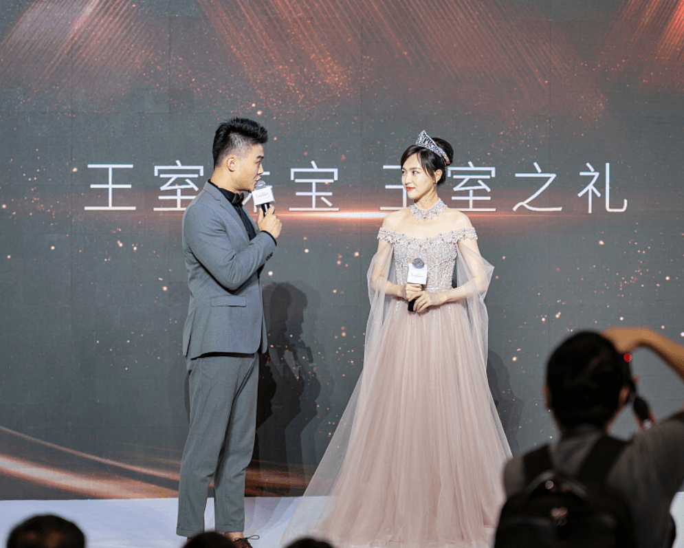 仙女 路人镜头下的唐嫣都能美到心坎里，穿粉裙配王冠，是公主也是女王