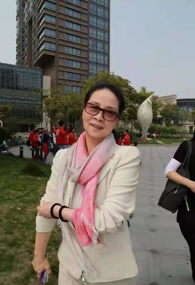 身材 林凤娇保养得真好，穿小香风配牛仔裤优雅端庄，一看就是贤妻良母