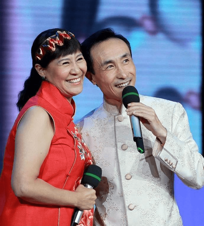 感觉 巩汉林妻子长相虽然挺普通，但穿上高级的衣服，感觉挺有气质的