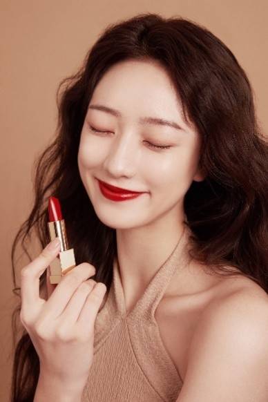 品牌GLOSSIP彩妆掀起新风潮，T台热吻唇妆火出圈标题需要修改