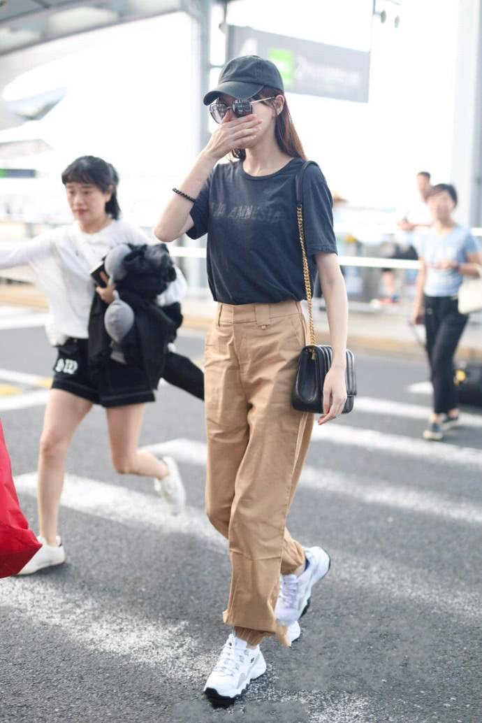 整体 唐嫣又瘦了？裤头这么窄还往里塞T恤，网友：再胖一点都塞不下了