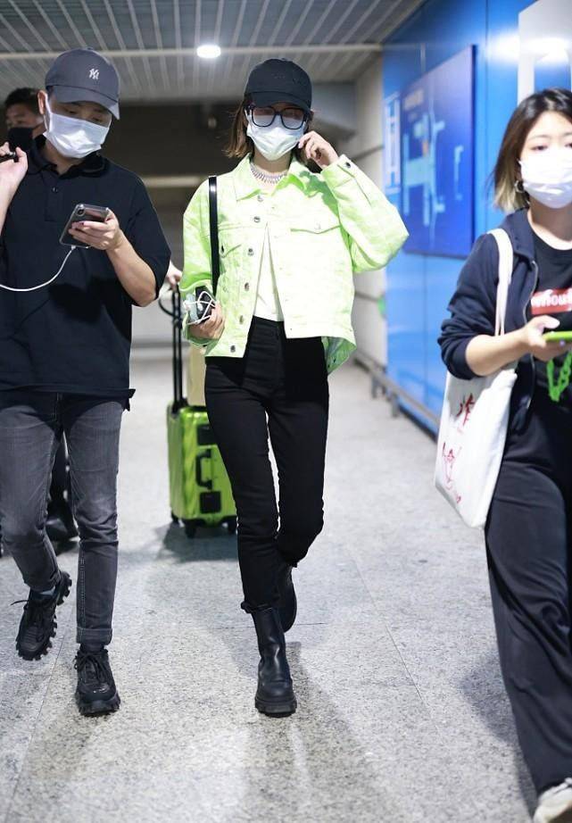 设计 唐艺昕真不像当妈的人,穿荧光色夹克配窄腿裤,看身材还似学生妹