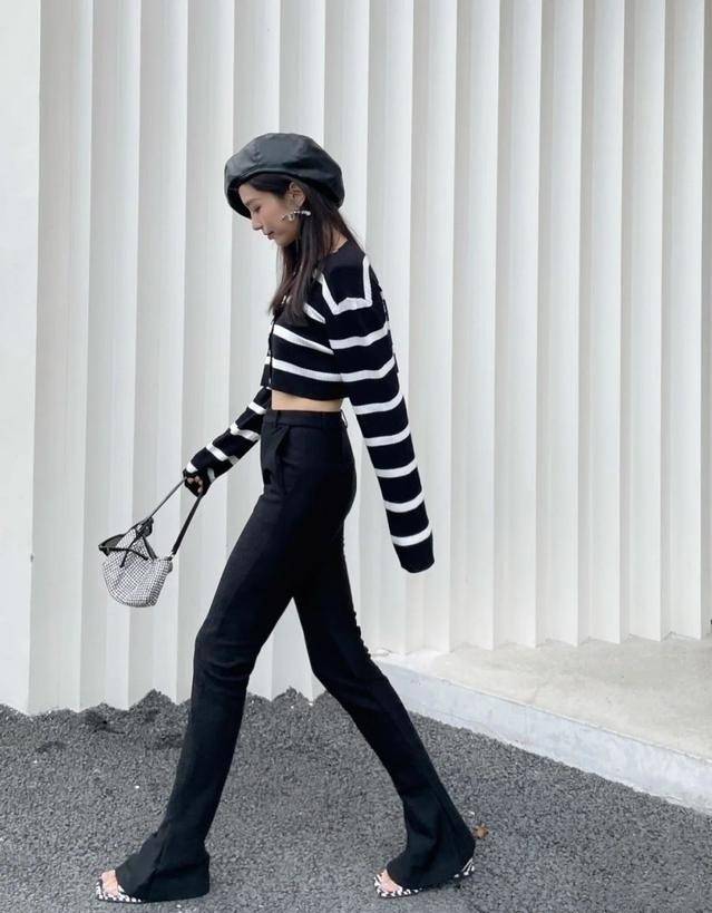 面料最近火了一条裤子，叫：“马蹄裤”，显高显瘦又百搭，时髦感爆棚