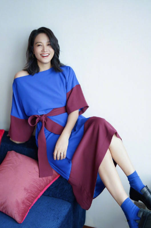 整体 “不擅记人名”的朱丹挺擅长穿搭，穿连衣裙大胆露肩，真自信呀