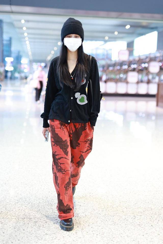 身材 宋妍霏够大胆，穿衬衫只系一粒纽扣，配条高腰裤展露完美身材