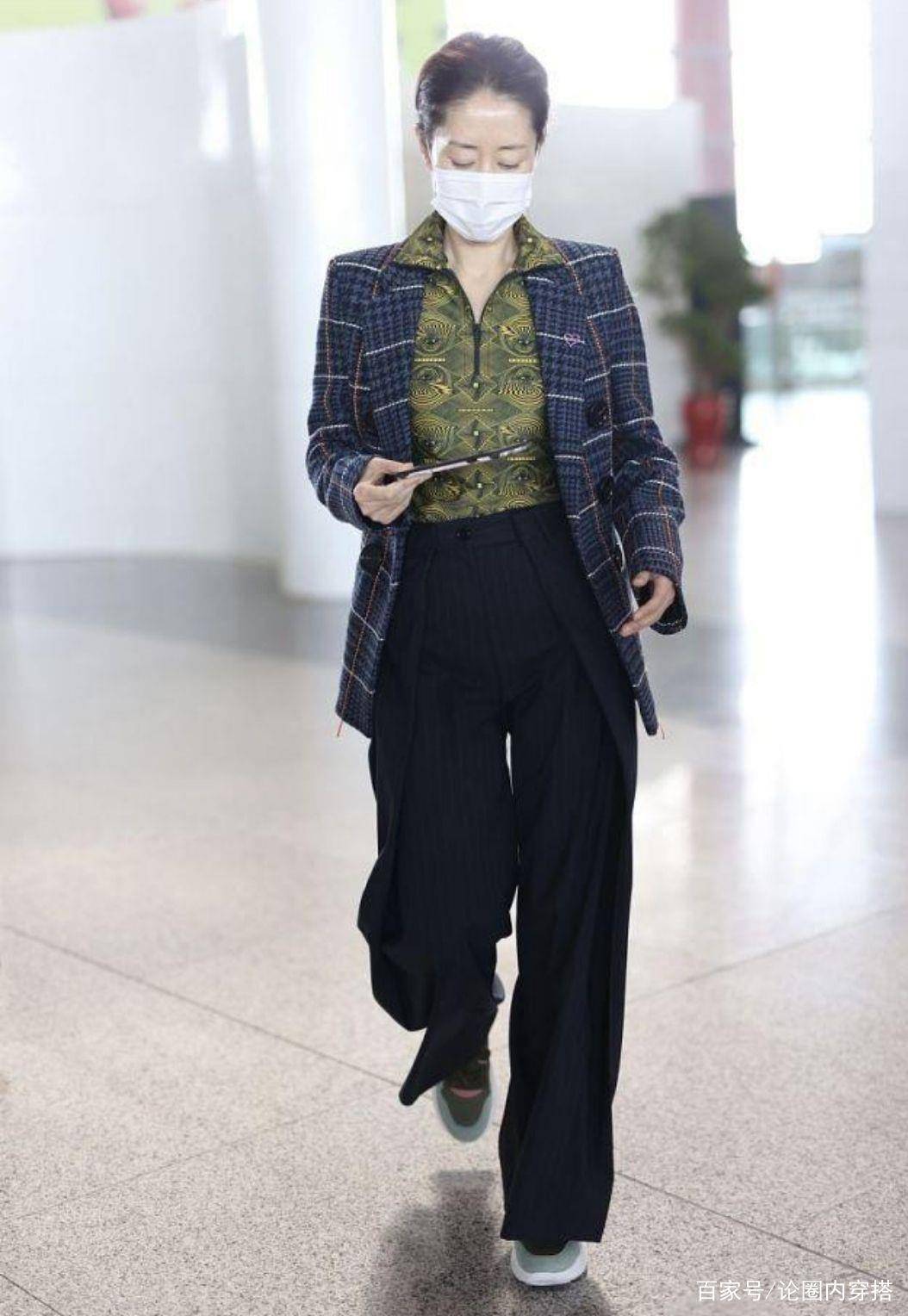 刘敏涛 刘敏涛真不服老,格纹西服外套配花衬衫,轻松展现复古风采