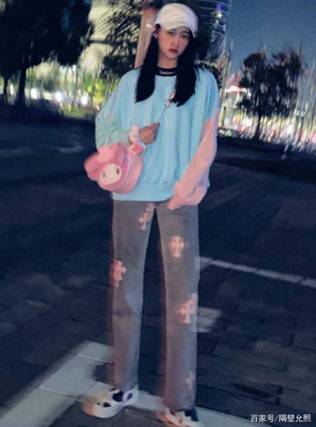 卫衣 关晓彤夜里逛街拍照，穿拼色卫衣年轻时尚，这大长腿真令人羡慕