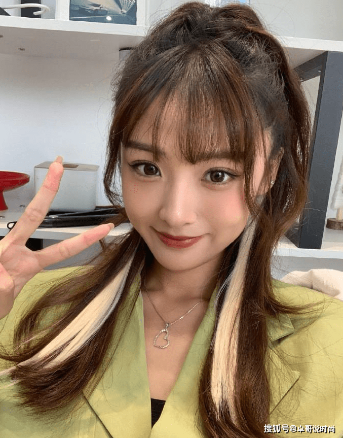 颜色 甜美动人的小姐姐,穿衣秀身材,网友:恋爱了