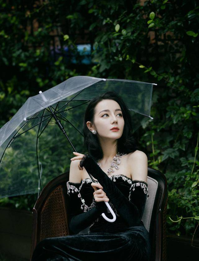 显得 迪丽热巴的气质真好，黑丝绒长裙镶嵌紫钻石，高贵优雅还“迷人”