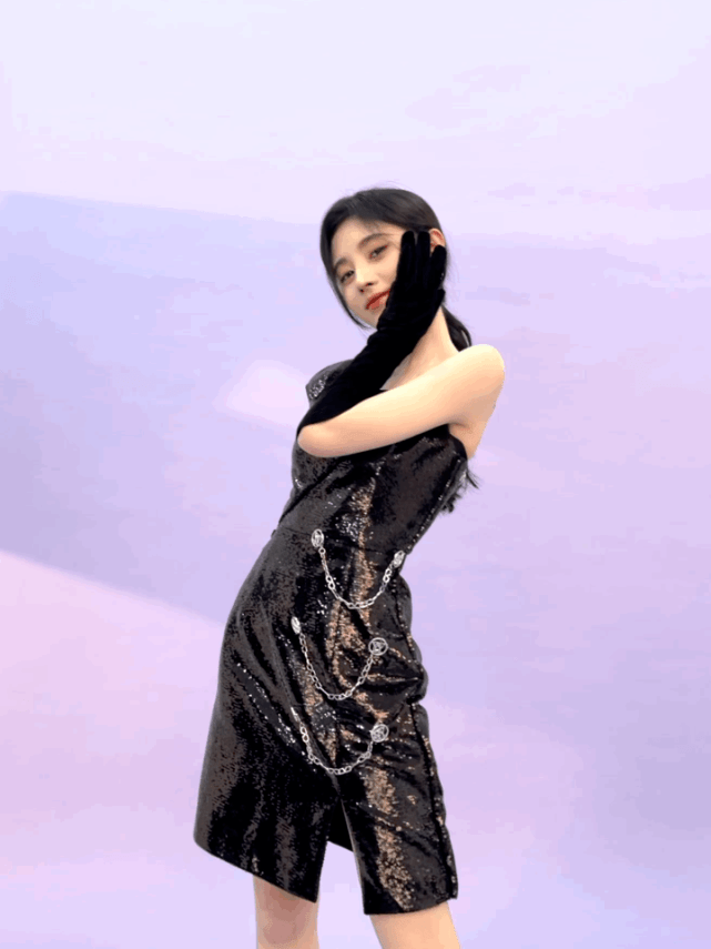 黑色 被妈妈嫌弃过的一身黑大逆袭！掌握3点穿搭心机，轻松变身美少女