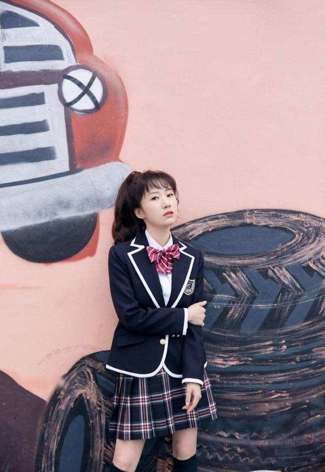 短裙 阔太李念真会打扮，扎半马尾穿短裤好显嫩，配小腿袜女团腿抢镜