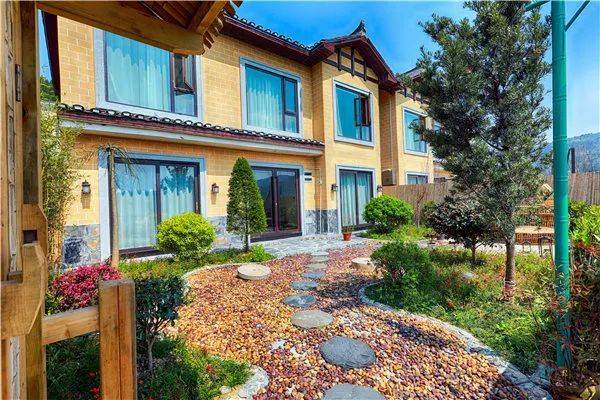 素有"凤凰小三亚"之称的长潭岗,汪蓝河湖蜿蜒于苗岭峡谷之间,碧水蓝天