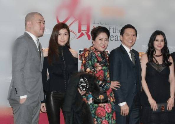 向太 谁说穿得简约才高级?看62岁向太穿衣就知道,真是越花越显贵气