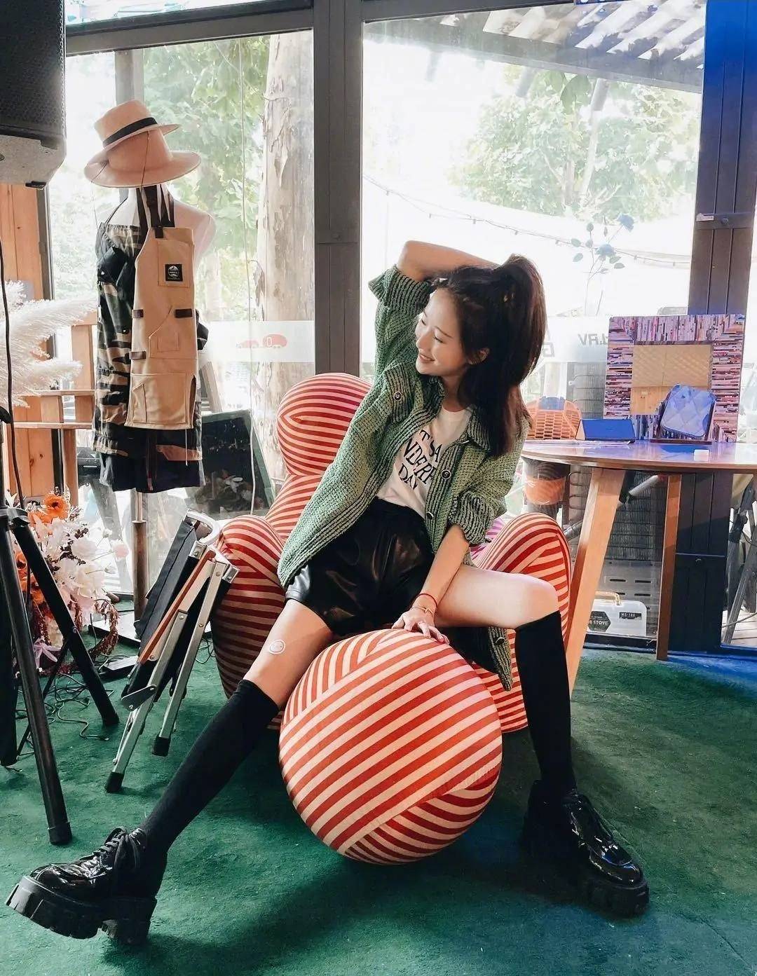 短裙 阔太李念真会打扮，扎半马尾穿短裤好显嫩，配小腿袜女团腿抢镜