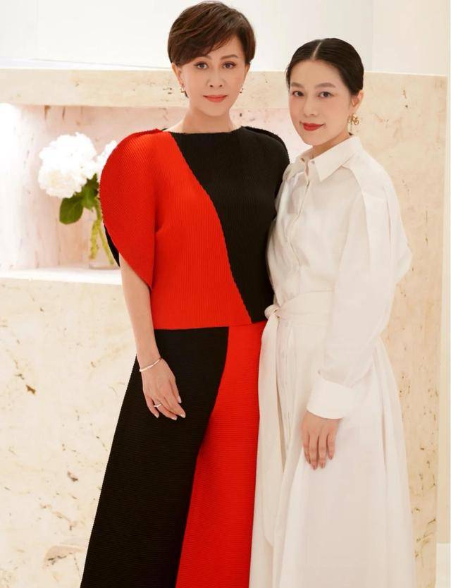 黑色 身材有肉很抢镜，刘嘉玲穿豹纹连体裤、黑色衬衫，气质不输当年