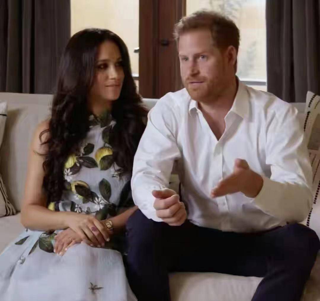 黑色 梅根高调复出！凹英王室造型哈里却没了王子自信，笑容都模仿凯特