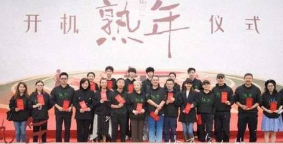 角色|郝蕾新剧开机照出炉！与王鸥宋丹丹同框似姐妹，西装难掩丰腴身材