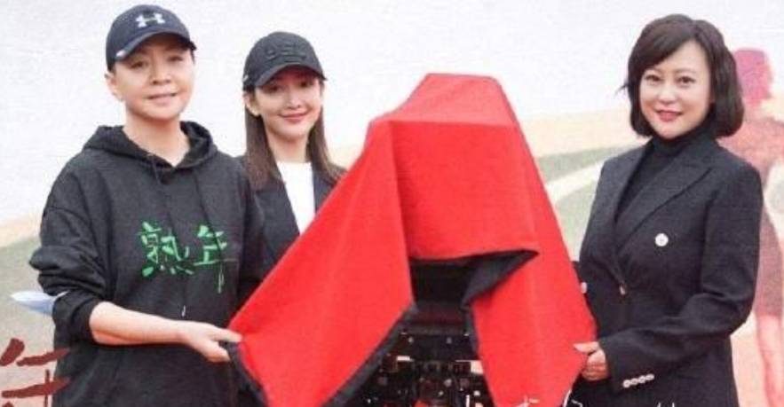 角色|郝蕾新剧开机照出炉！与王鸥宋丹丹同框似姐妹，西装难掩丰腴身材