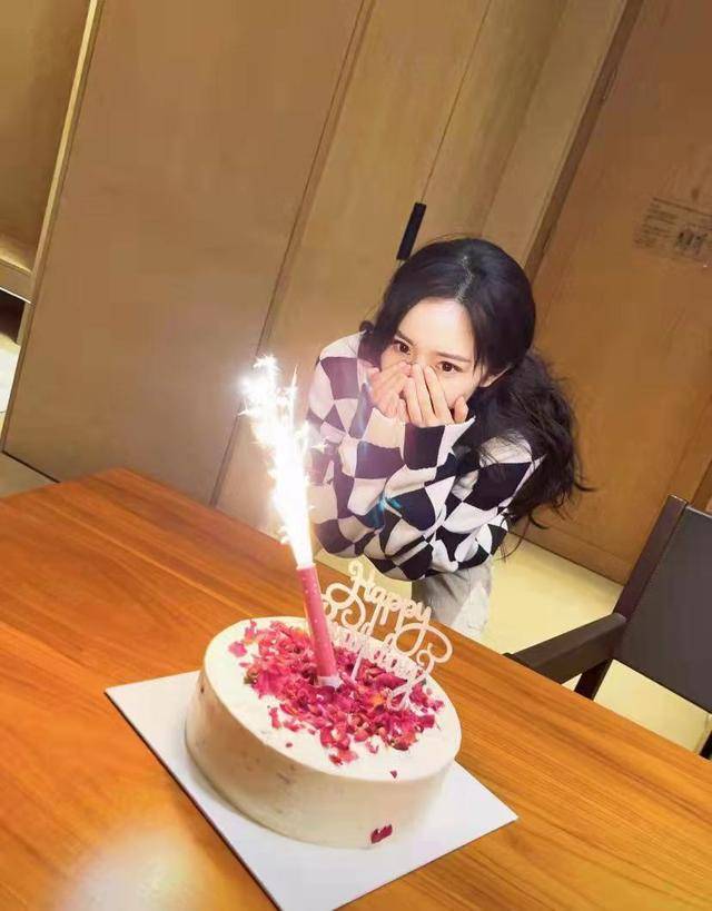 曲线美 别再穿百褶裙了,今年火了杨幂穿的牛仔短裤,简单优雅还“撩人”