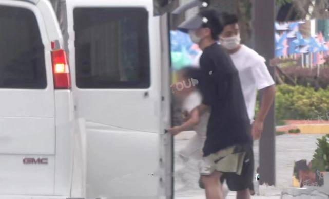 八卦 张杰谢娜带女儿去商场玩，跳跳活泼爱撒娇，俏俏扎高马尾超可爱