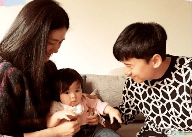 原创谢娜一家四口逛商场张杰陪女儿捞金鱼双胞胎姐妹性格大不同