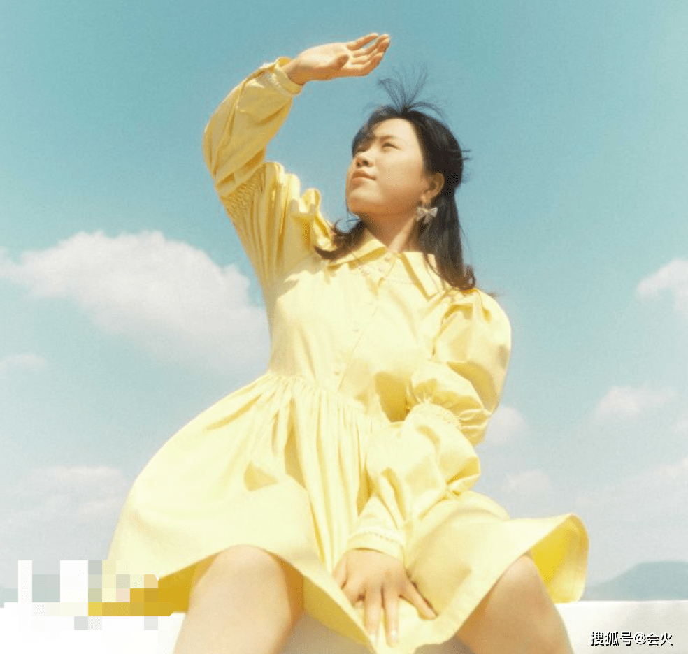 封面杨倩首登杂志封面！穿黄色泡泡袖长裙，头戴小黄鸭发夹可爱灵动