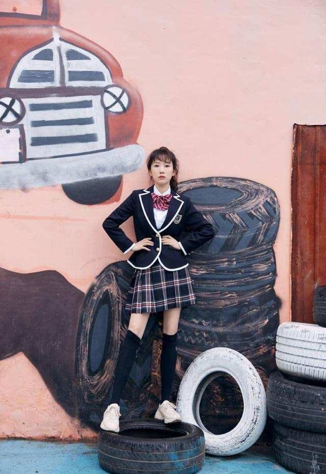 短裙 阔太李念真会打扮，扎半马尾穿短裤好显嫩，配小腿袜女团腿抢镜