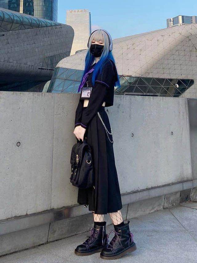 细节 有一种搭配叫“制服+破洞袜”，JK都爱穿，显瘦还洋气