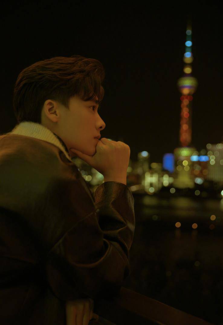 网友 李易峰颜值回春？最新穿搭不输超模？网友：无人生还的水平