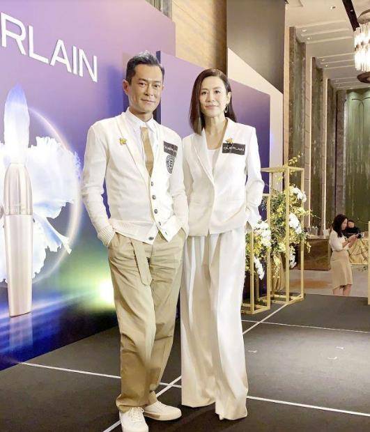 设计 宣萱穿衬衫配牛仔裤现身,完全看不出50+,和古天乐再合作真般配