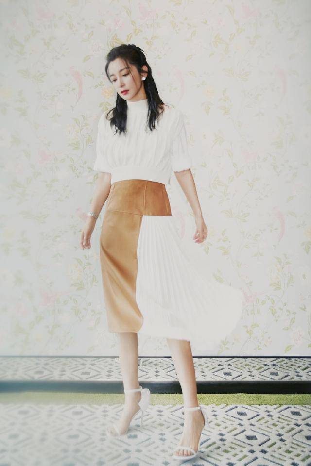 李冰冰 李冰冰48岁容颜不改！穿白色背心配牛仔外套潇洒不羁，个性洋气