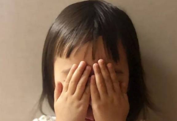 速食|6岁女童来月经,父母还一无所知,看到医生递过来的名单才懂了