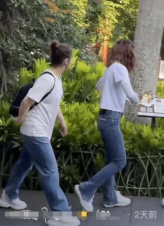 合体 阿Sa阿娇合体出行，俩人同穿白T配牛仔裤，阿娇身材发福像小助理
