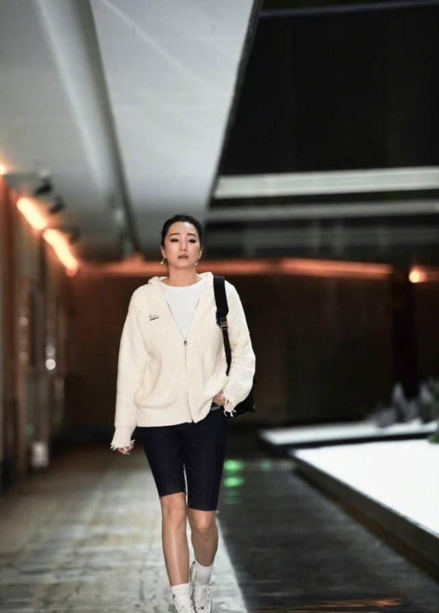 黑色 55岁巩俐再现戛纳封神造型!穿白衬衣亮相电影节,28年后更美了