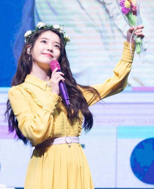 身材 陈瑶168cm身高是优势，穿荷叶边裙显年轻，和李智恩撞衫也没有输