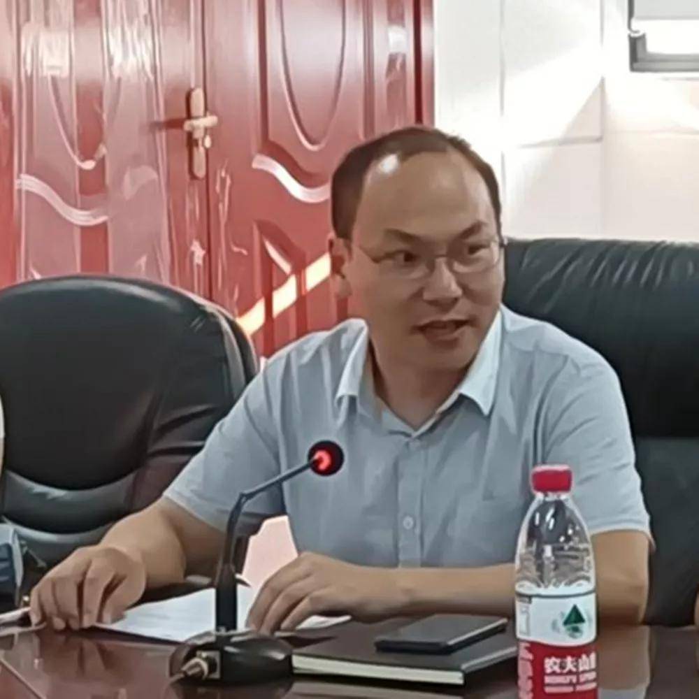 王宸安宣读班主任师徒结对方案及名单,并从"青如何出于蓝","青如何