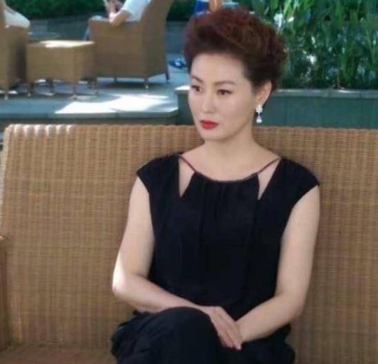 丝绸 48岁王思懿穿全身黑亮相，气质优雅温柔，即使胖了也很绝美