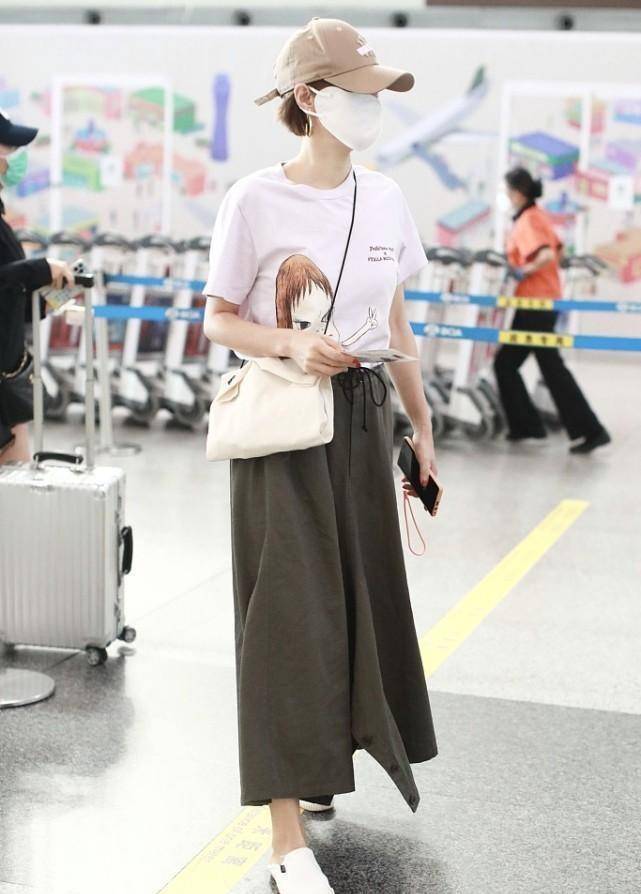 马伊琍 马伊琍环球影城plog来袭，穿着随性但挺时髦，T恤肥大也能驾驭