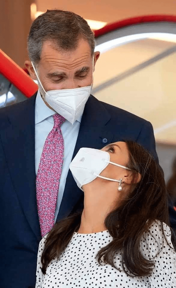 国王 西班牙王后莱蒂齐亚穿荷叶边连衣裙，和国王甜蜜对视，羡煞旁人！