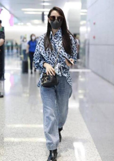 短裙 伊能静跟老公机场甜蜜牵手，穿蝴蝶衬衫配短裙，看着比秦昊还年轻