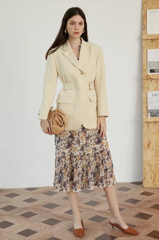 设计 秋天外套里面穿什么?这4种经典内搭让你一直美下去！