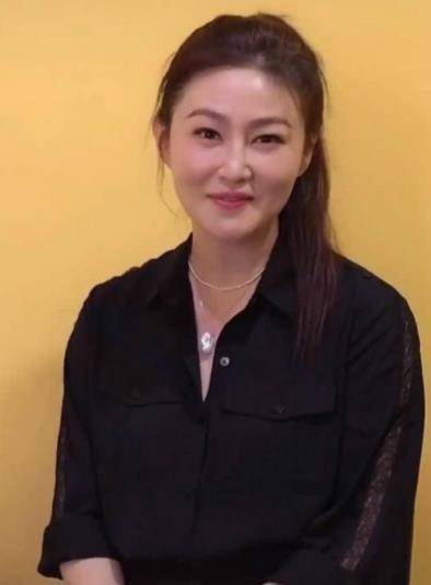 丝绸 48岁王思懿穿全身黑亮相，气质优雅温柔，即使胖了也很绝美