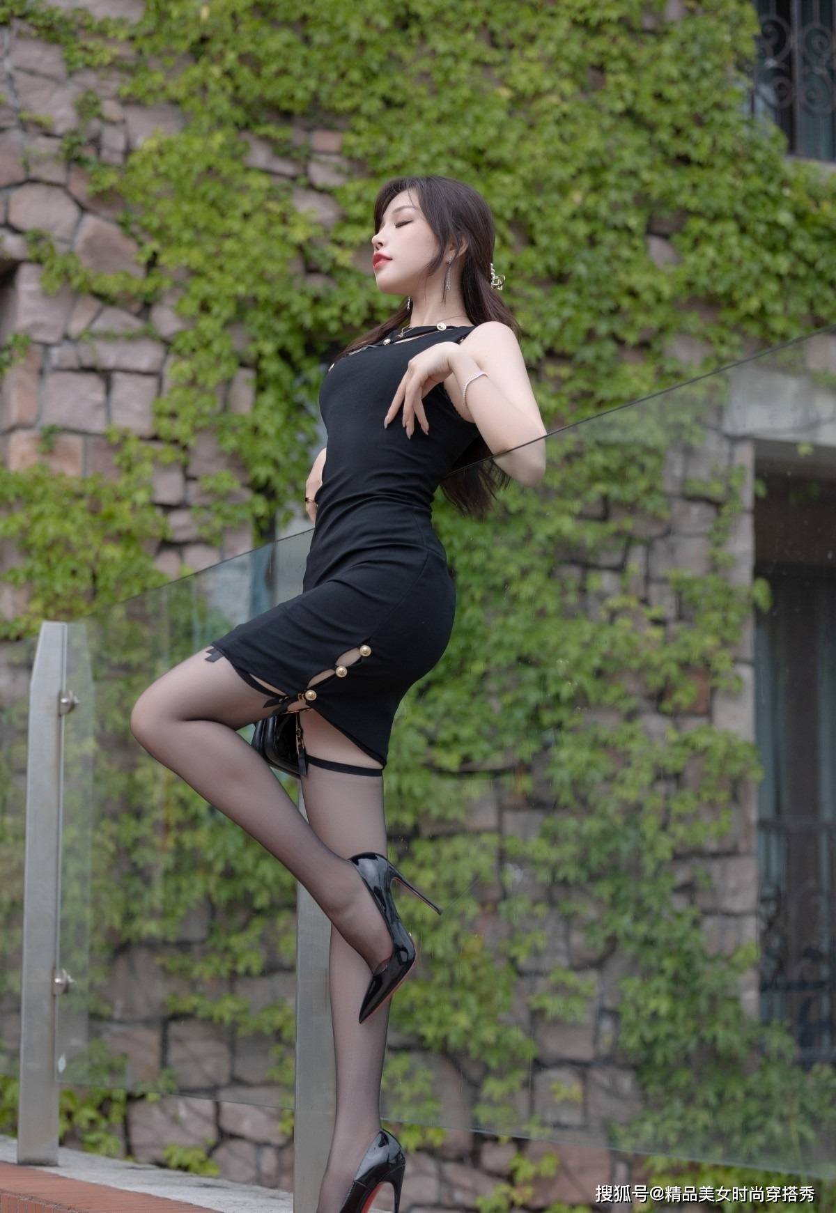 黑色 无袖黑色连衣裙，清凉舒适，搭配黑色高跟鞋时尚有型