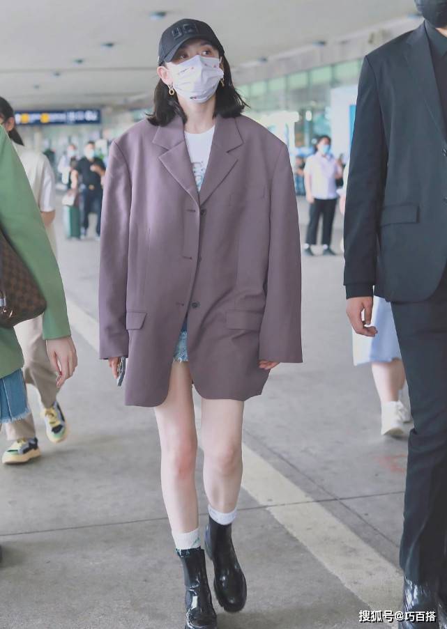 显得 宋祖儿真的很会穿!机场私服犹如走秀,简单干净的休闲时尚