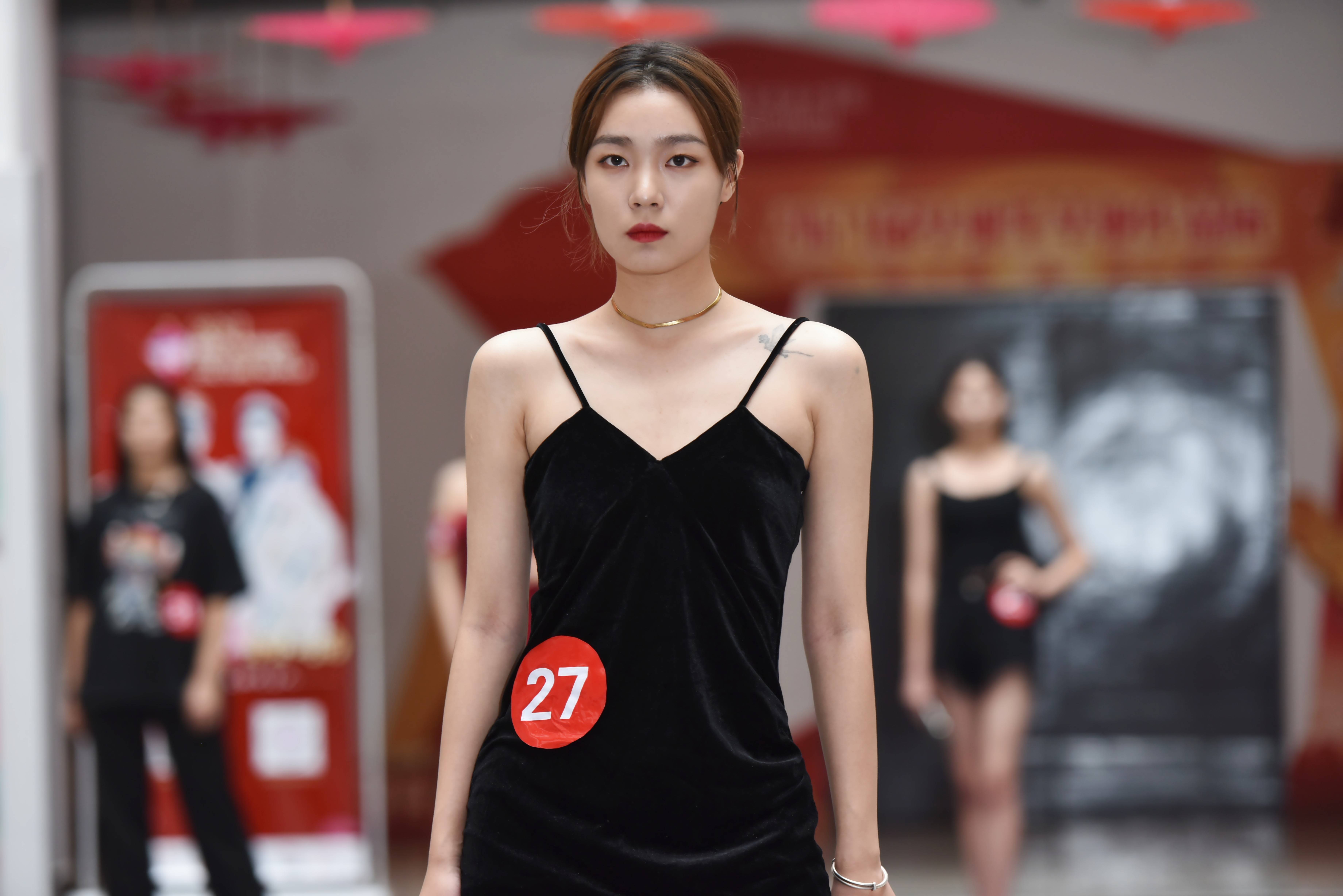 选手们做足了功课和准备,通过融合家乡旅游文化的自我介绍,形体展示及